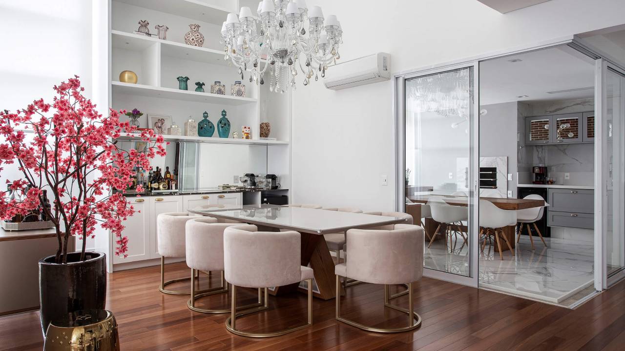 Boiseries e papel de parede criam estilo clássico provençal em apê. Projeto de Palladino Arquitetura. Na foto, sala de jantar, lustre.