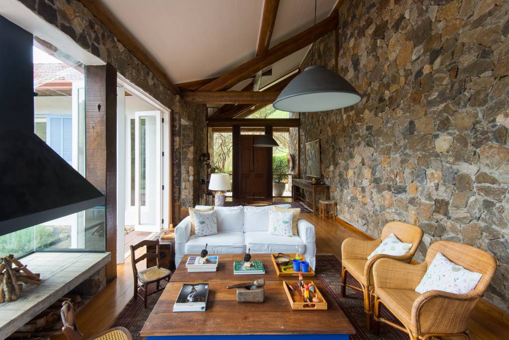 paredes-de-pedra-lareira-casa-de-campo-sustentavel-falchi-arquitetura-04-sala-rustica Paredes de pedra e lareira dão charme à casa de campo sustentável. Projeto de Falchi Arquitetura.
