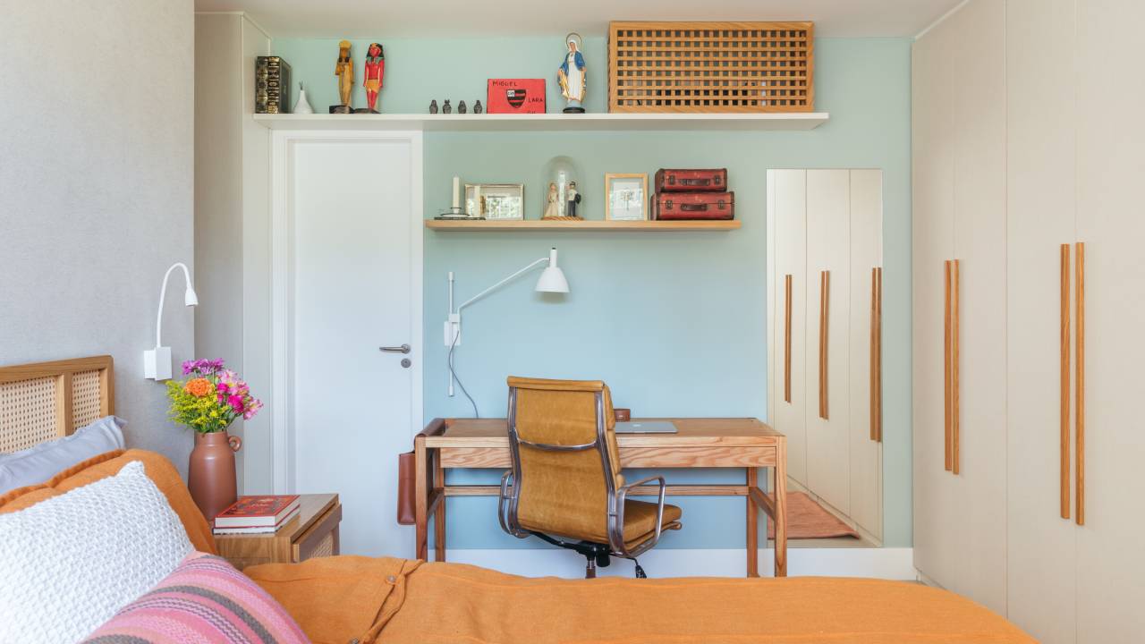 Pequena reforma repagina quarto do casal, quarto da filha, copa e lavabo de apê. Projeto de Co+Lab Juntos Arquitetura. Na foto, parede verde clara, home office.