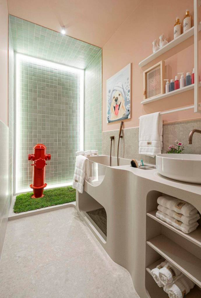 Pet Friendly: Suítes Despertar na CASACOR SC tem banheiro exclusivo para pets. Projeto de Mathues Xavier.