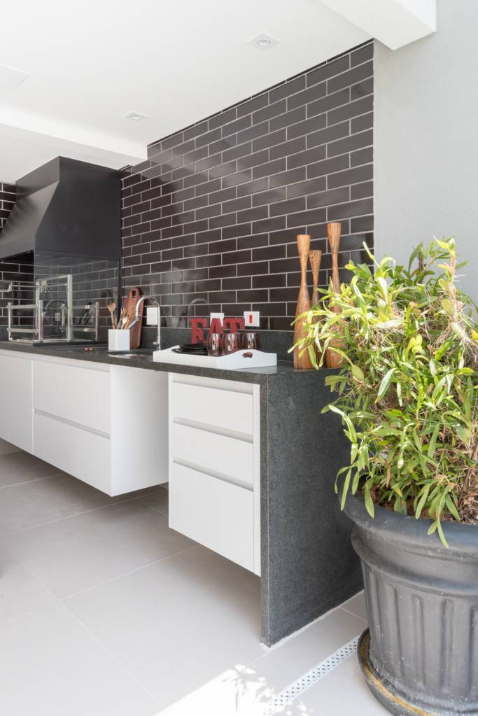 Portas ou gavetas? Descubra vantagens e desvantagens de cada um. Projeto de Isabella Nalon. Na foto, cozinha, subway tiles pretos.