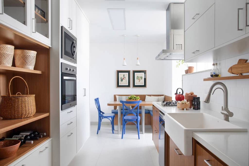 Quarto de serviço é incorporado à sala e vira SPA neste apartamento. Projeto de Travessa Arquitetura.
