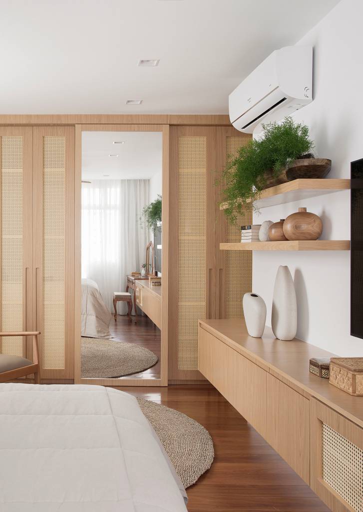 Quarto de serviço é incorporado à sala e vira SPA neste apartamento. Projeto de Travessa Arquitetura.