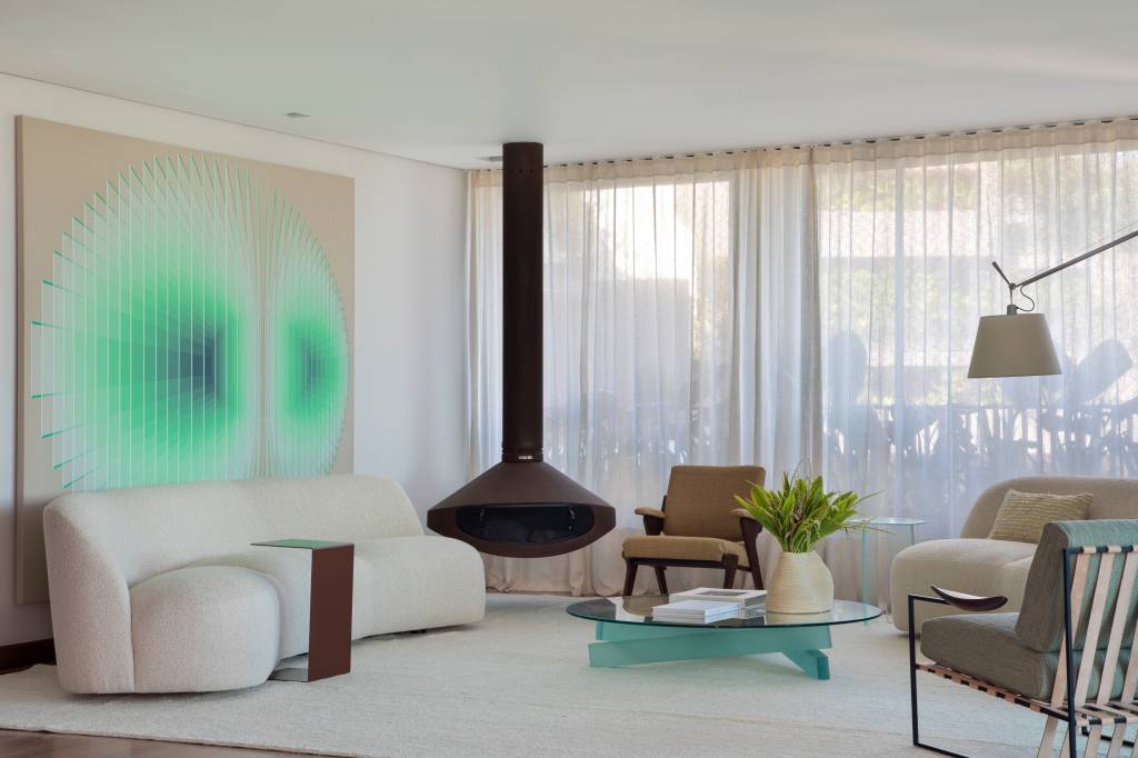 Reforma em apartamento cria ambientes clean e delicados e cozinha azul