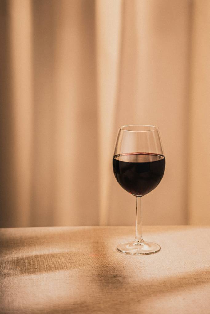 3 rituais para fazer no Halloween. Na foto, taça de vinho.