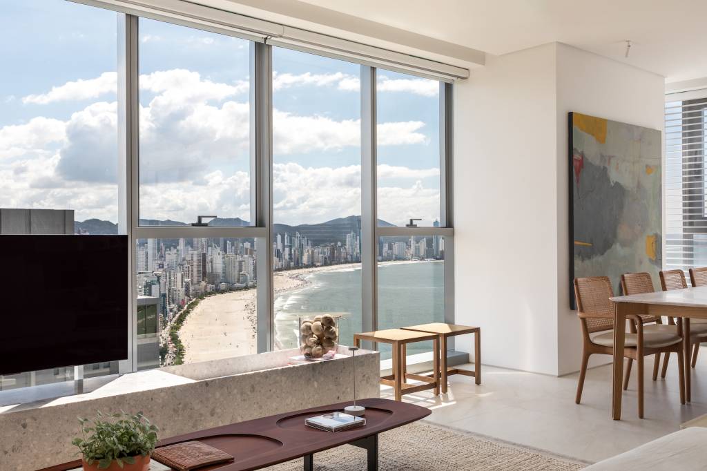 TV de apartamento clean desliza em trilho instalado em base de pedra