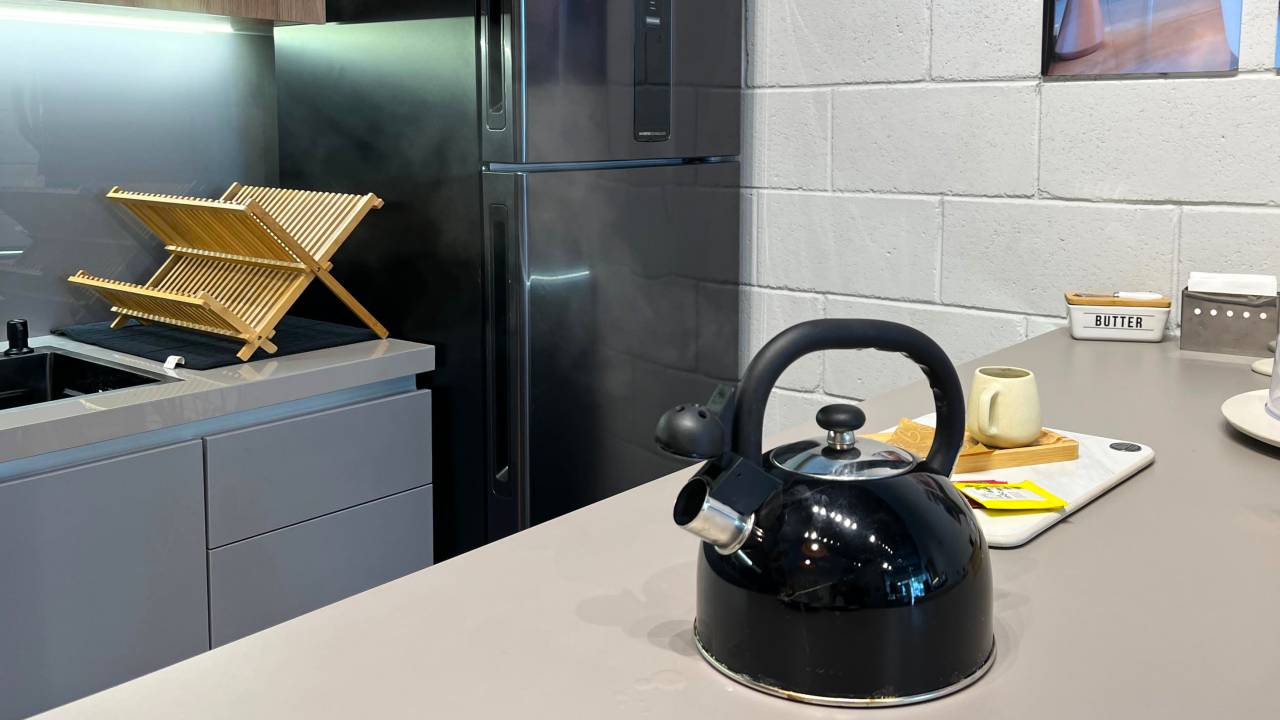 Você já conhece o cooktop invisível? Na foto, cozinha.