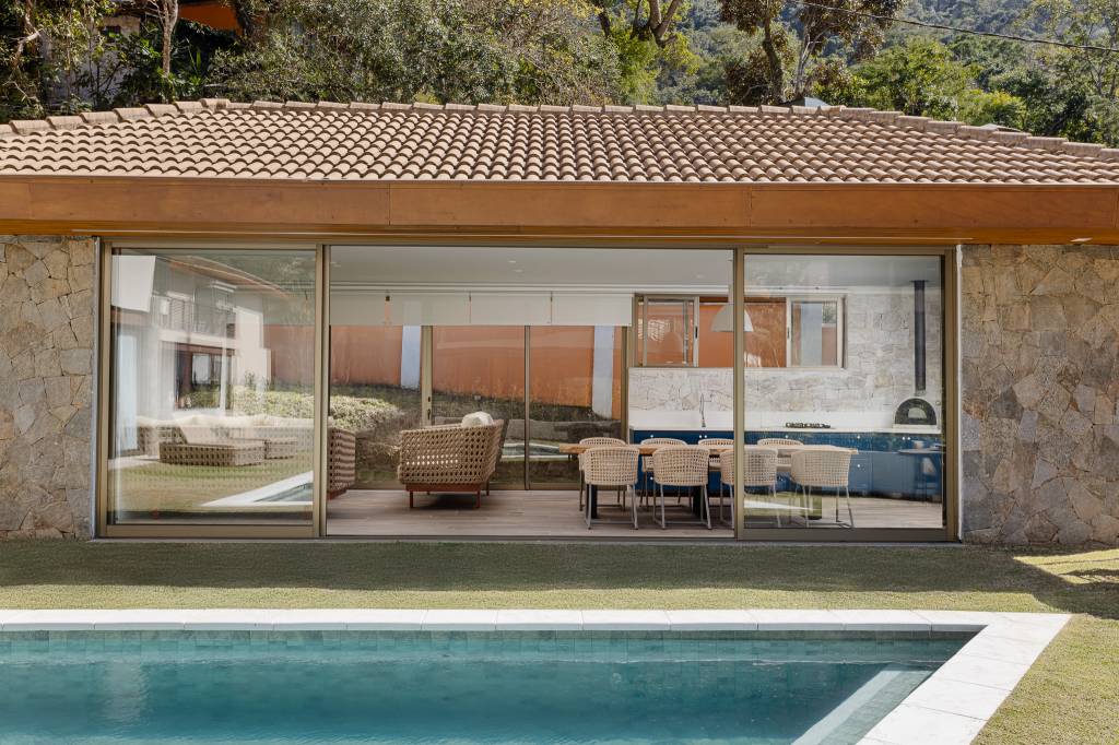 Adega embaixo da escada: confira esta casa na serra