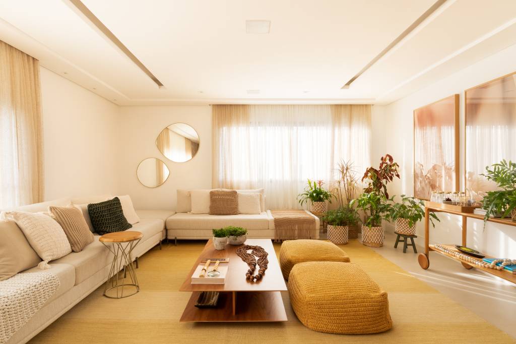 Ape-de-210-m2-recebe-projeto-dedicado-as-praticas-religiosas-das-moradoras-Cassim-Calazans- Arquitetura-10 Apê de 210 m² recebe projeto dedicado às práticas religiosas das moradoras. Projeto de Cassim Calazans. Na foto, sala de estar com espelhos redondos e pufes.