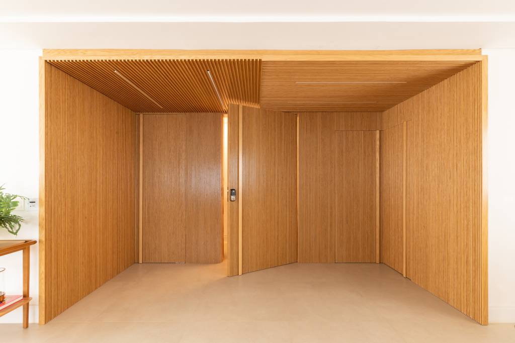 Ape-de-210-m2-recebe-projeto-dedicado-as-praticas-religiosas-das-moradoras-Cassim-Calazans- Arquitetura-6 Apê de 210 m² recebe projeto dedicado às práticas religiosas das moradoras. Projeto de Cassim Calazans. Na foto, hall de entrada com painel ripado.