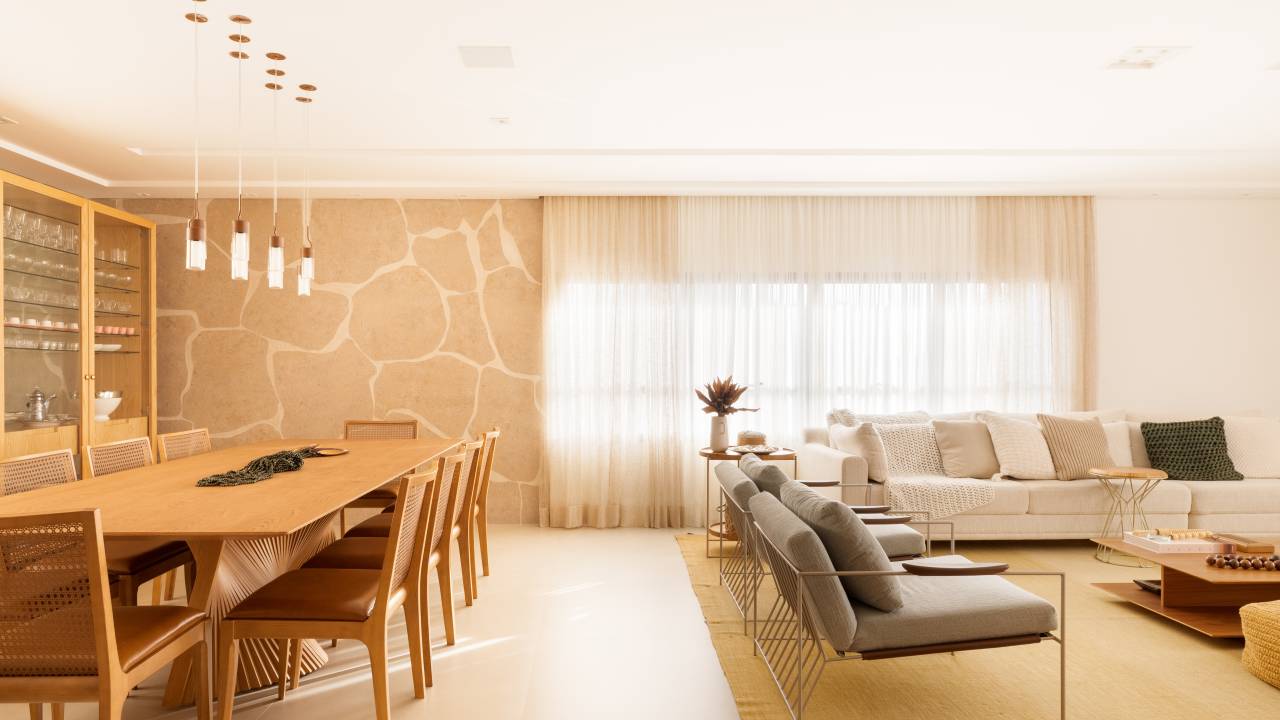 Apê de 210 m² recebe projeto dedicado às práticas religiosas das moradoras. Projeto de Cassim Calazans. Na foto, sala de jantar com lustres pendentes.