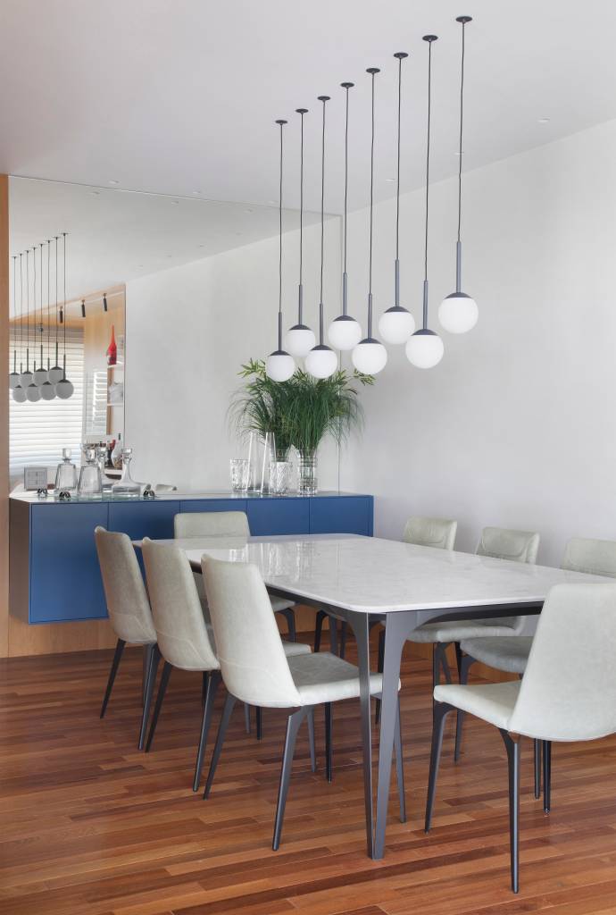 Design-sofisticado-Ape-de-180-m2-e-marcado-por-detalhes-em-azul-Roberta- Nicolau-04 Design sofisticado: Apê de 180 m² é marcado por detalhes em azul. Projeto de Roberta Nicolau. Na foto, sala de jantar com buffet azul.