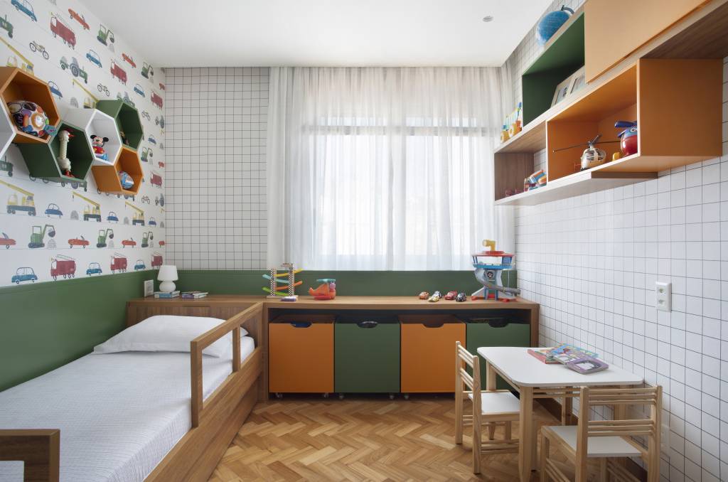 Design sofisticado: Apê de 180 m² é marcado por detalhes em azul. Projeto de Roberta Nicolau. Na foto, quarto infantil com papel de parede e móveis coloridos.