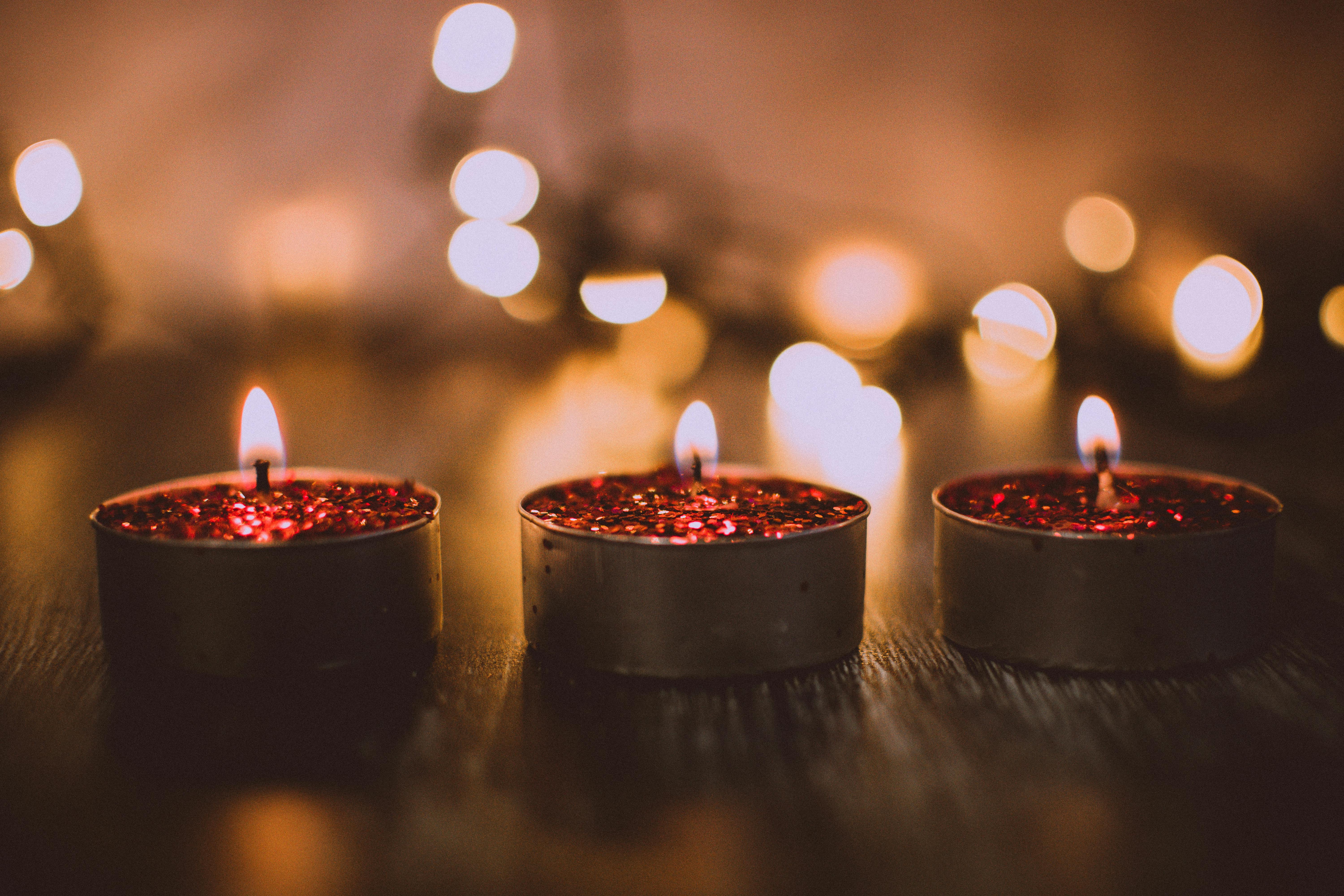 Dicas para celebrar o Natal de forma sustentável. Na foto, velas acesas.