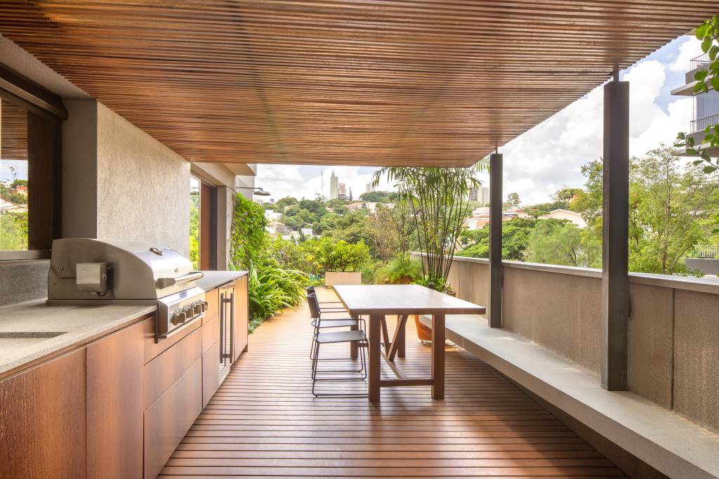 Apartamento de 220 m² ganha ampla e bela área externa de convívio