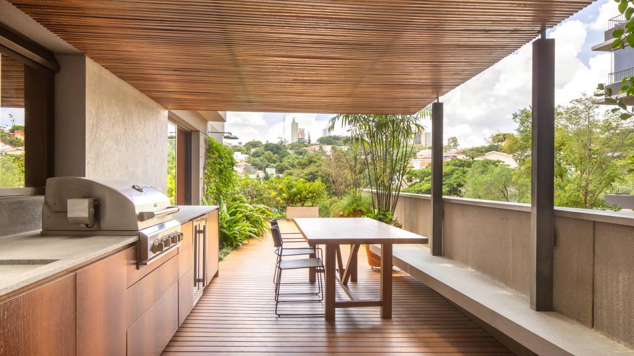 Apartamento de 220 m² ganha ampla e bela área externa de convívio. Projeto de VAGA Arquitetura.