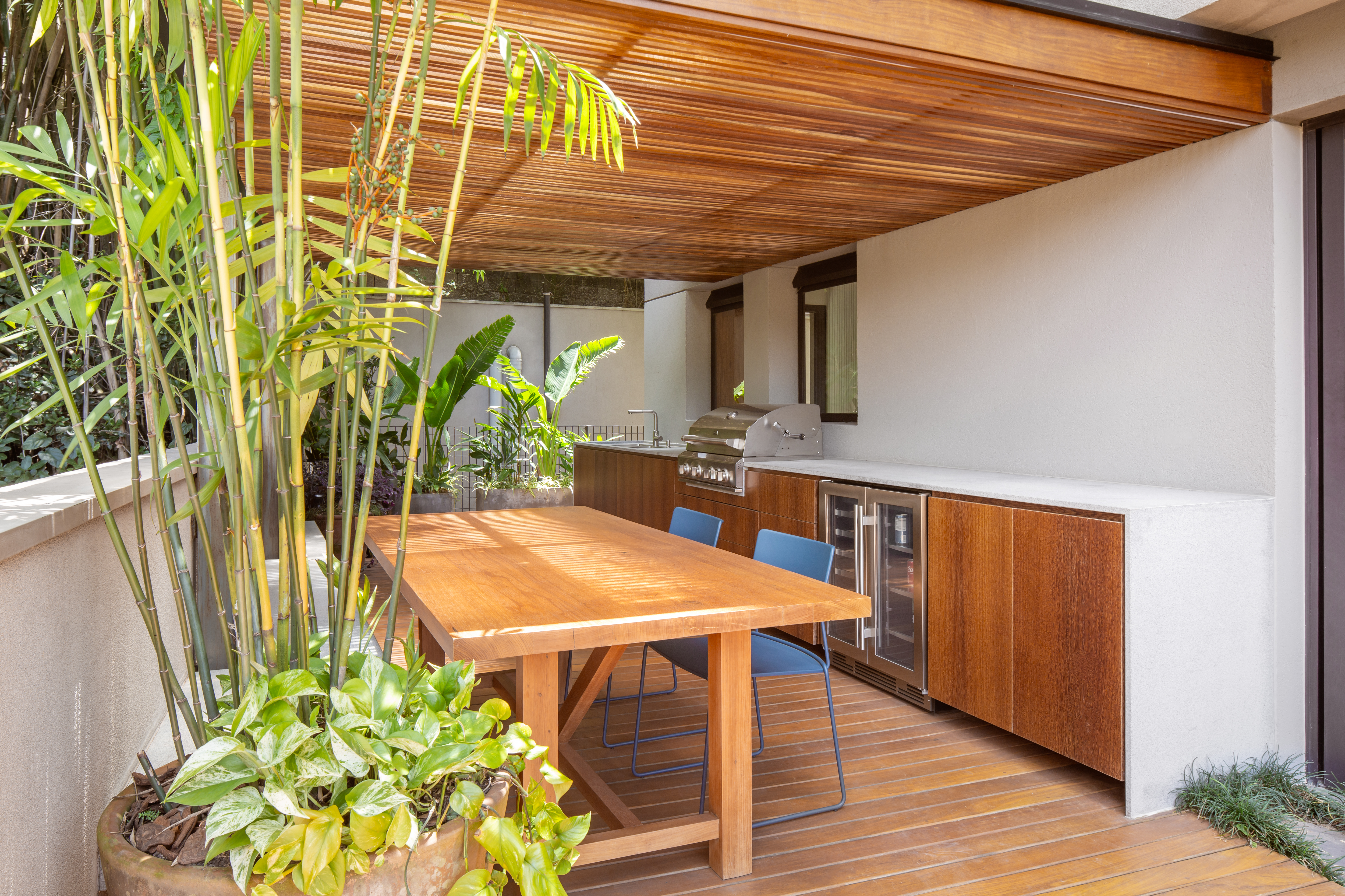 Apartamento de 220 m² ganha ampla e bela área externa de convívio. Projeto de VAGA Arquitetura.