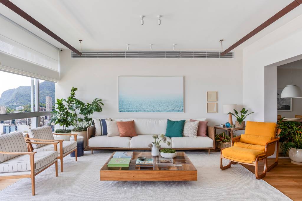 Apê ganha charmosa cozinha campestre com copa e despensa