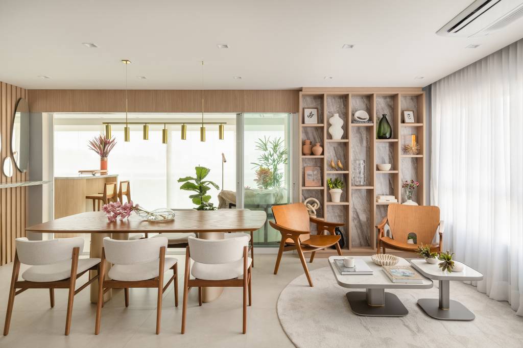 Apê ganha cristaleira, chapelaria no hall, varanda gourmet e closet com reforma