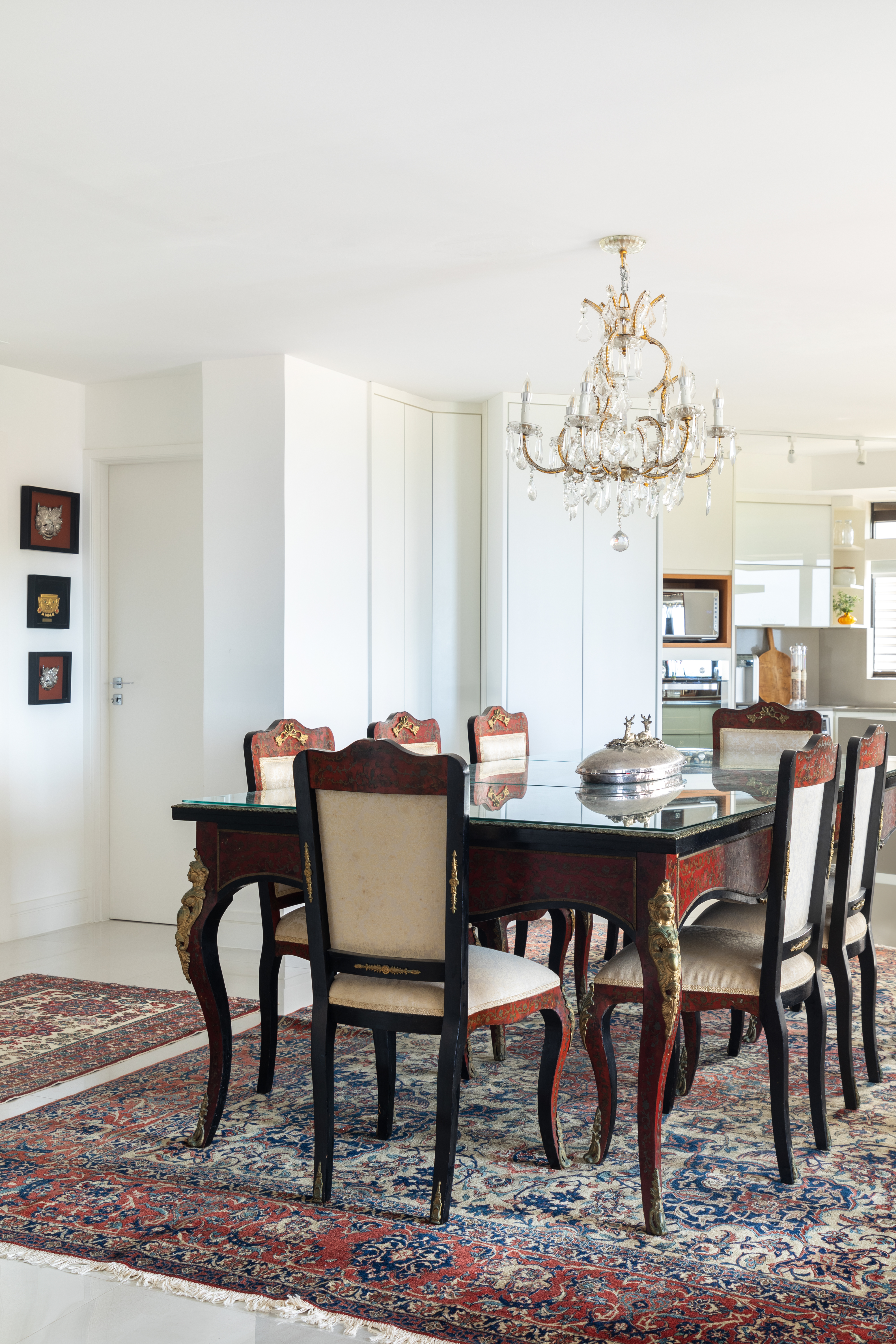 Apês de 65 m² são integrados e tornam-se lar espaçoso com bar e closet. Projeto de Vivian Reimers. Na foto, sala de jantar, lustre, móveis vintage.