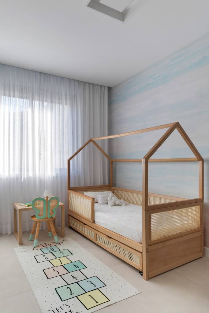 Área de lazer de cobertura ganha cozinha aberta, piscina e banco no deck. Projeto de Roberta Nicolau. Na foto, quarto infantil.