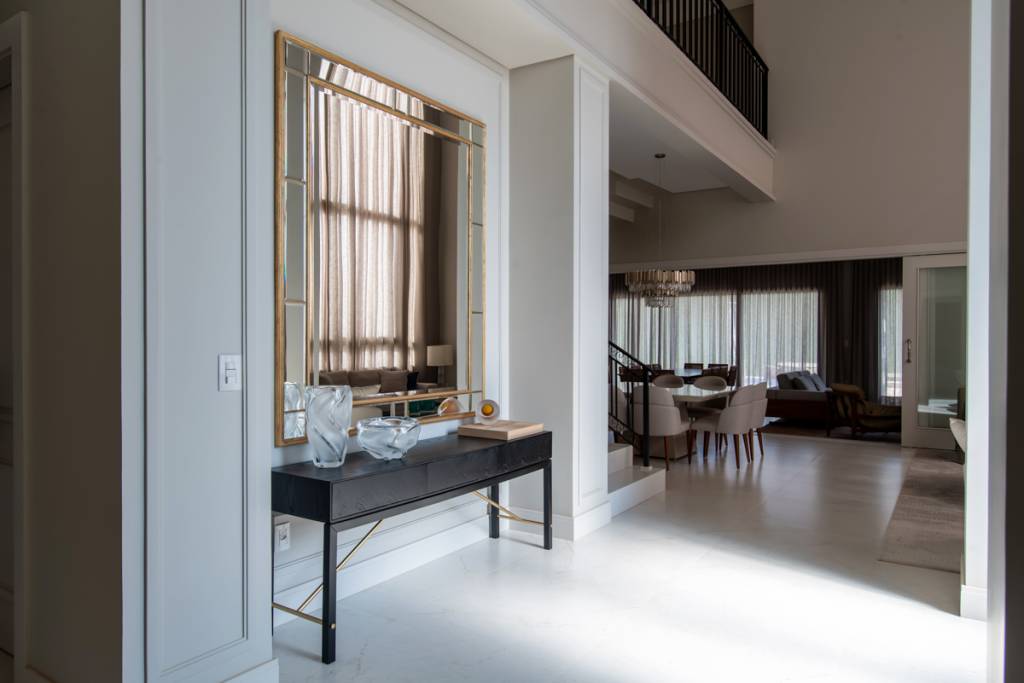 boiseries-paleta-bege-volumes-marcantes-lustre-dao-estilo-classico-ape-paiva-e-passarini-arquitetura-02-hall-aparador Boiseries, paleta bege, volumes marcantes e lustre dão estilo clássico à apê. Projeto de Paiva e Passarini. Na foto, hall de entrada, aparador.
