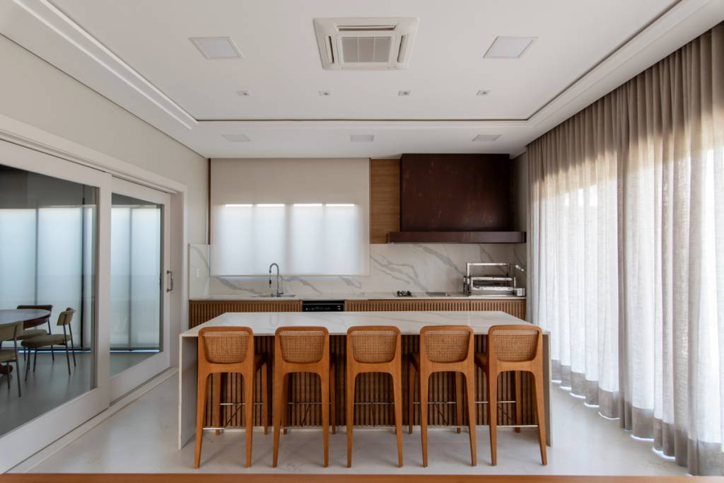boiseries-paleta-bege-volumes-marcantes-lustre-dao-estilo-classico-ape-paiva-e-passarini-arquitetura-06-gourmet Boiseries, paleta bege, volumes marcantes e lustre dão estilo clássico à apê. Projeto de Paiva e Passarini. Na foto, área gourmet.