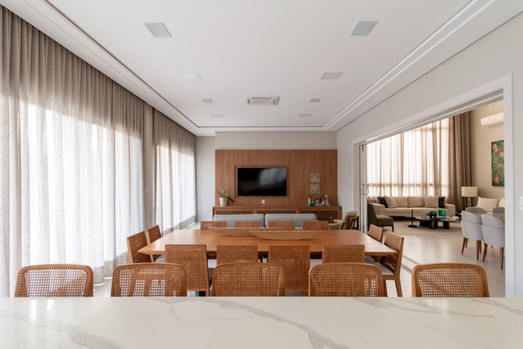 boiseries-paleta-bege-volumes-marcantes-lustre-dao-estilo-classico-ape-paiva-e-passarini-arquitetura-08 Boiseries, paleta bege, volumes marcantes e lustre dão estilo clássico à apê. Projeto de Paiva e Passarini. Na foto, sala de estar integrada.
