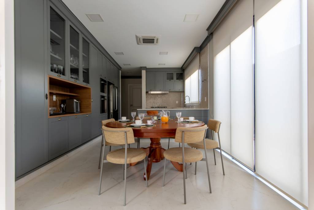 boiseries-paleta-bege-volumes-marcantes-lustre-dao-estilo-classico-ape-paiva-e-passarini-arquitetura-10-cozinha-copa-marcenaria-cinza Boiseries, paleta bege, volumes marcantes e lustre dão estilo clássico à apê. Projeto de Paiva e Passarini. Na foto, cozinha, marcenaria cinza, copa de cozinha.