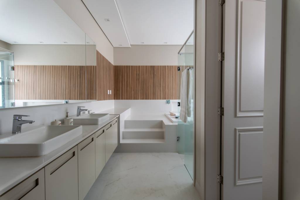 boiseries-paleta-bege-volumes-marcantes-lustre-dao-estilo-classico-ape-paiva-e-passarini-arquitetura-15-banheiro-banheira Boiseries, paleta bege, volumes marcantes e lustre dão estilo clássico à apê. Projeto de Paiva e Passarini. Na foto, banheiro.