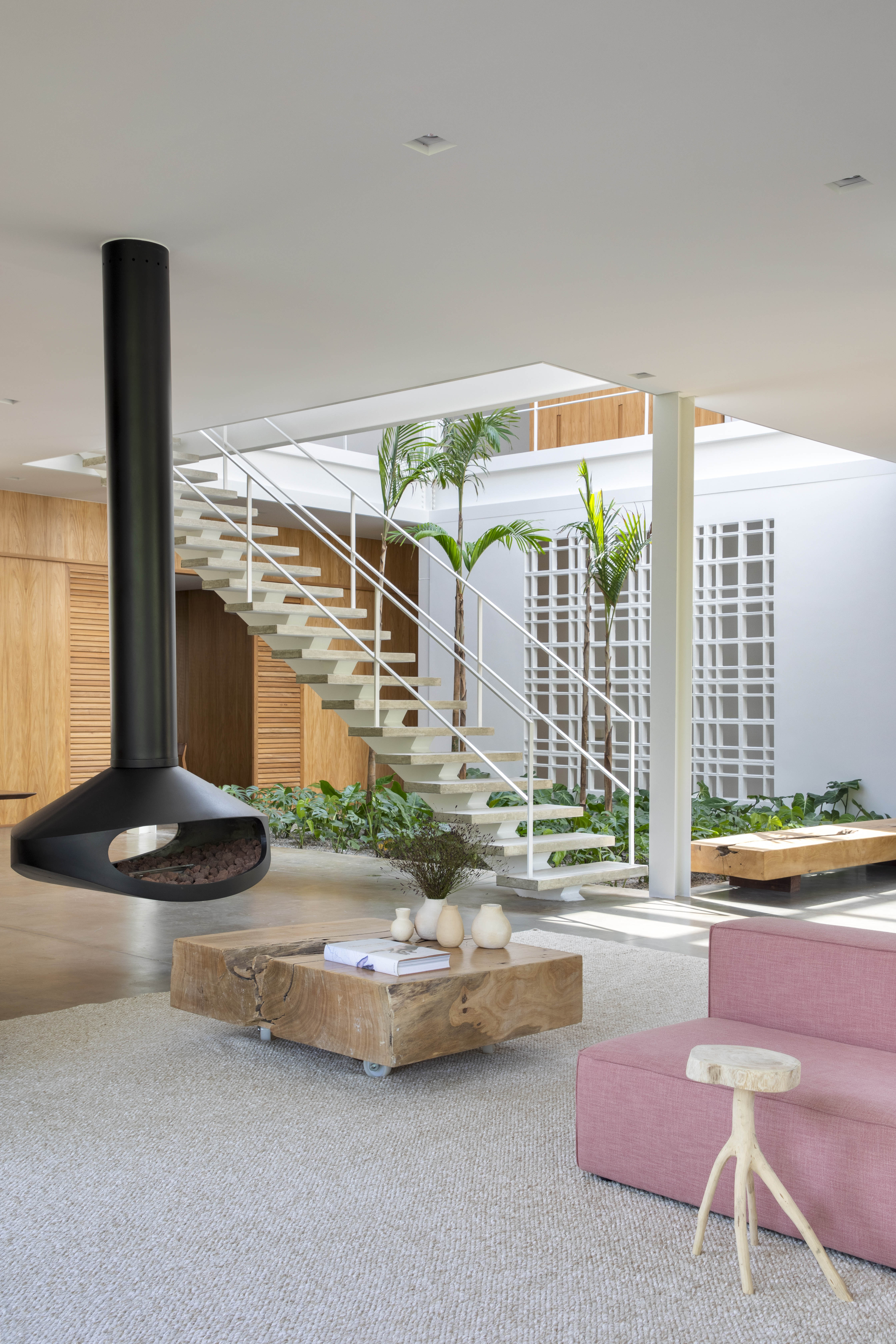 Casa com 1.056 m² em estrutura metálica aparente tem suíte do casal com 110 m². Projeto de PKB Arquitetura.