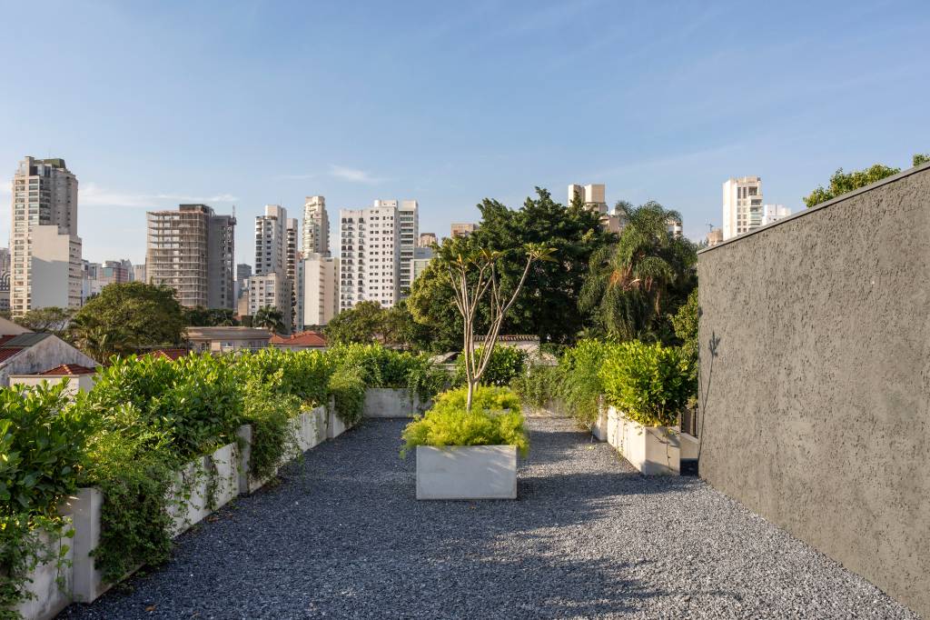 Casa de concreto armado com lajes nervuradas tem jardim suspenso no terraço. Projeto de DB Arquitetos.