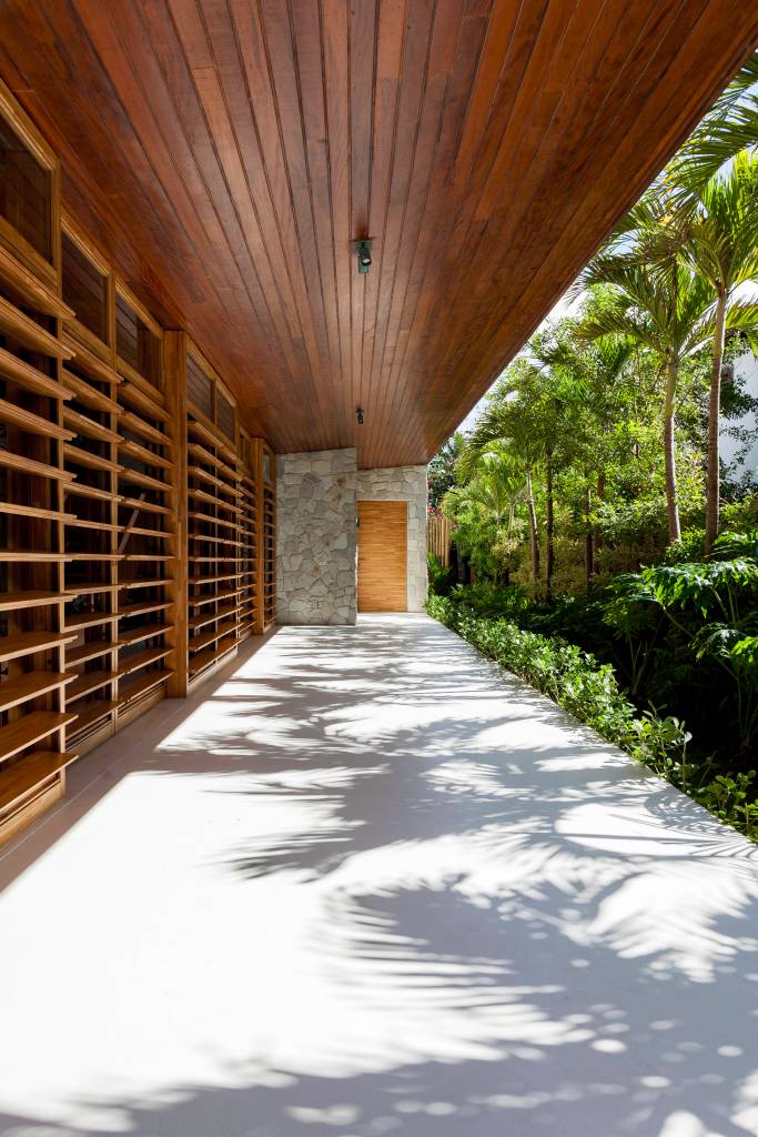 Casa de praia tem estrutura em concreto e madeira e cobertura de telha cerâmica. Projeto de Daivd Bastos.