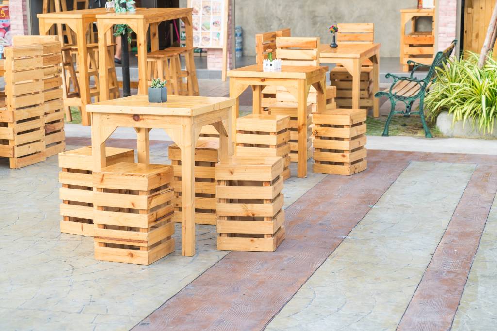 Dicas de upcycling para móveis e decoração. Na foto, móveis de pallets.