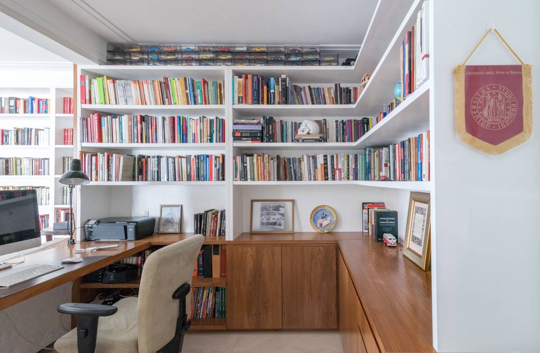 Home office grande ou pequeno? Arquiteta mostra como criar cada tipo. Projeto de Isabella Nalon.