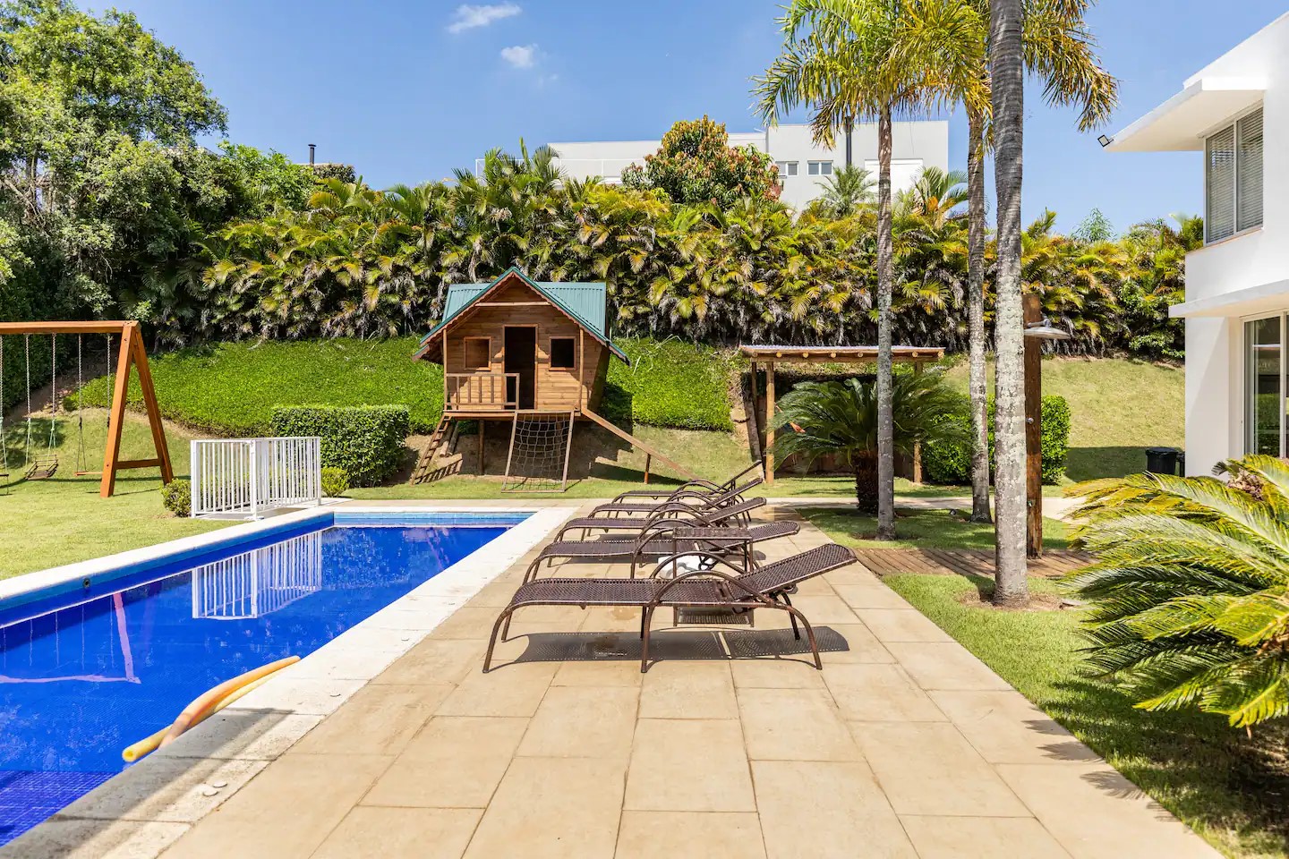 Veja a mansão que Pabllo Vittar escolheu para passar o aniversário. Na foto, playground, piscina.