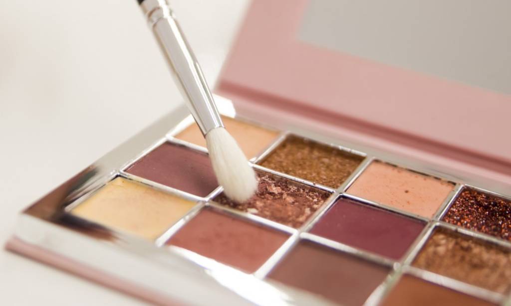 Aprenda a remover as manchas de maquiagem das roupas