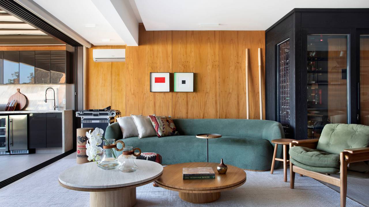 Marcenarias de cobertura são revestidas com folha de peroba. Projeto de Studio 021 Arquitetura.