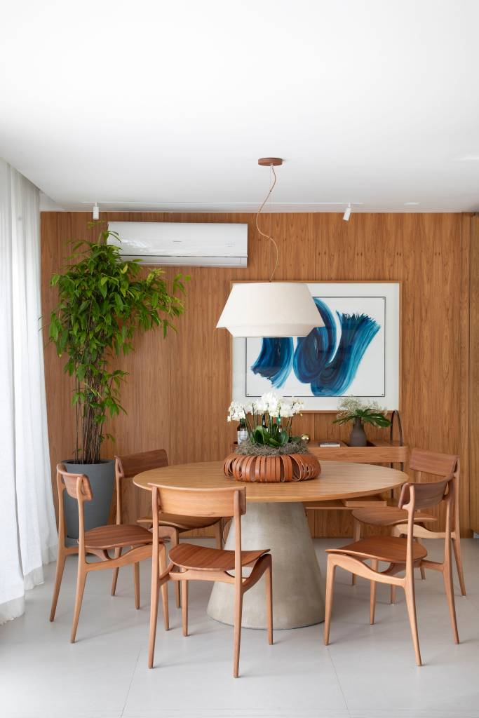 Minimalismo japonês inspira decoração de cobertura com 293 m². Projeto de Carmen Zaccaro. Na foto, sala de jantar, mesa redonda.