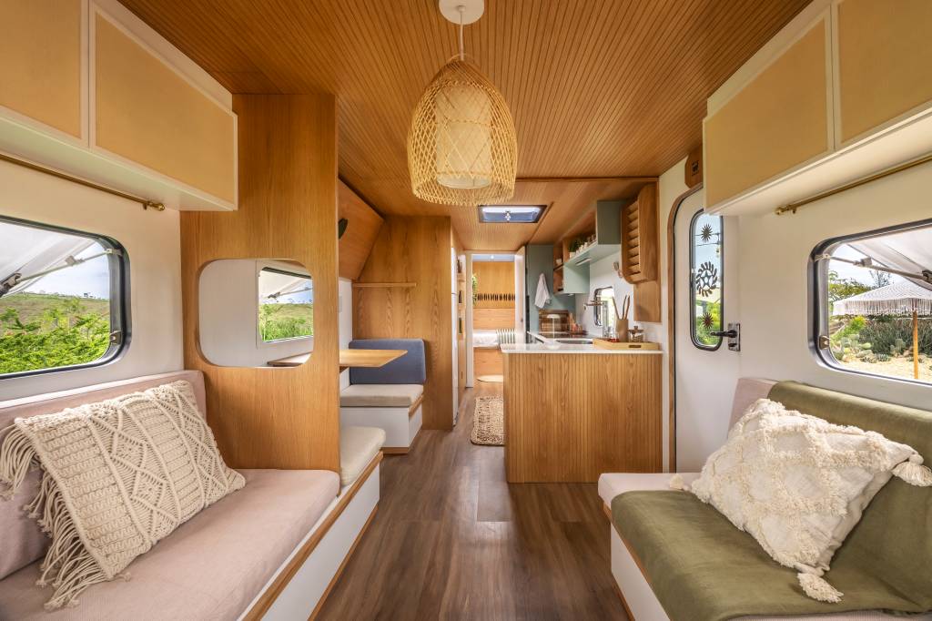 Motorhome: Bruno Gagliasso e Giovanna Ewbank abrem novo trailer retrô para Airbnb! Na foto, sala pequena, painéis de madeira.