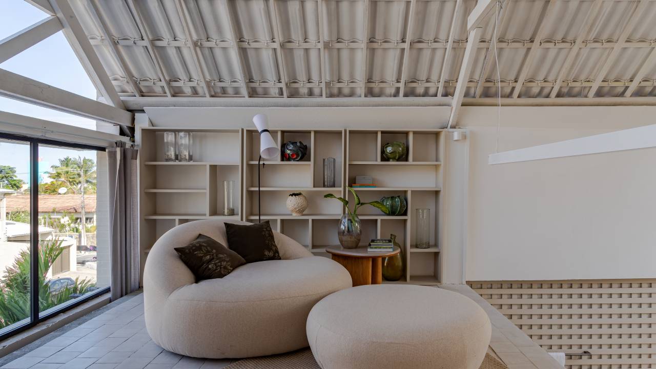 Música inspira casa branca singela de 65 m². Projeto de Wesley Lemos para a CASACOR Sergipe 2024.