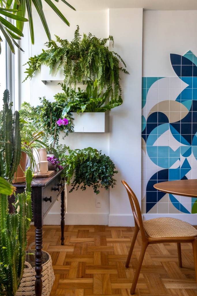 Plantas, azulejos e detalhes com temas marinhos dão charme à apê de 100 ². Projeto de Paula Neder. Na foto, jardim vertical.