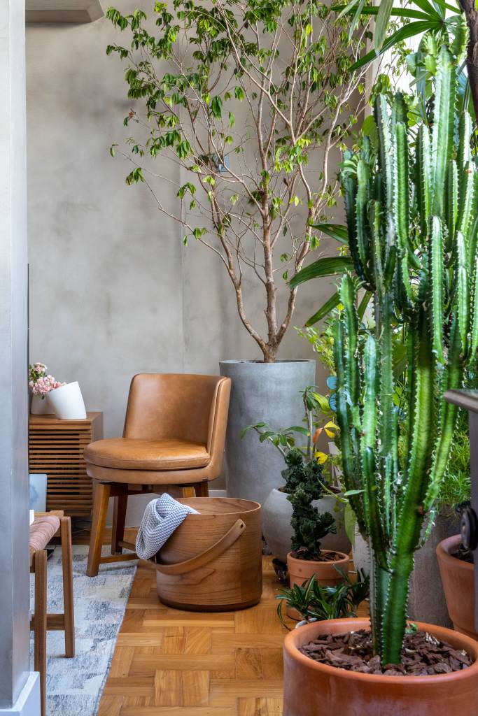 Plantas, azulejos e detalhes com temas marinhos dão charme à apê de 100 ². Projeto de Paula Neder. Na foto, poltrona, plantas, cactos.