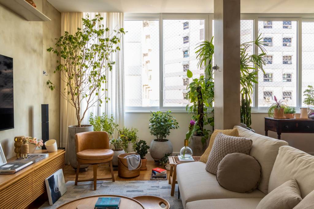 Plantas, azulejos e detalhes com temas marinhos dão charme à apê de 100 ². Projeto de Paula Neder. Na foto, sala de estar, vasos de plantas.