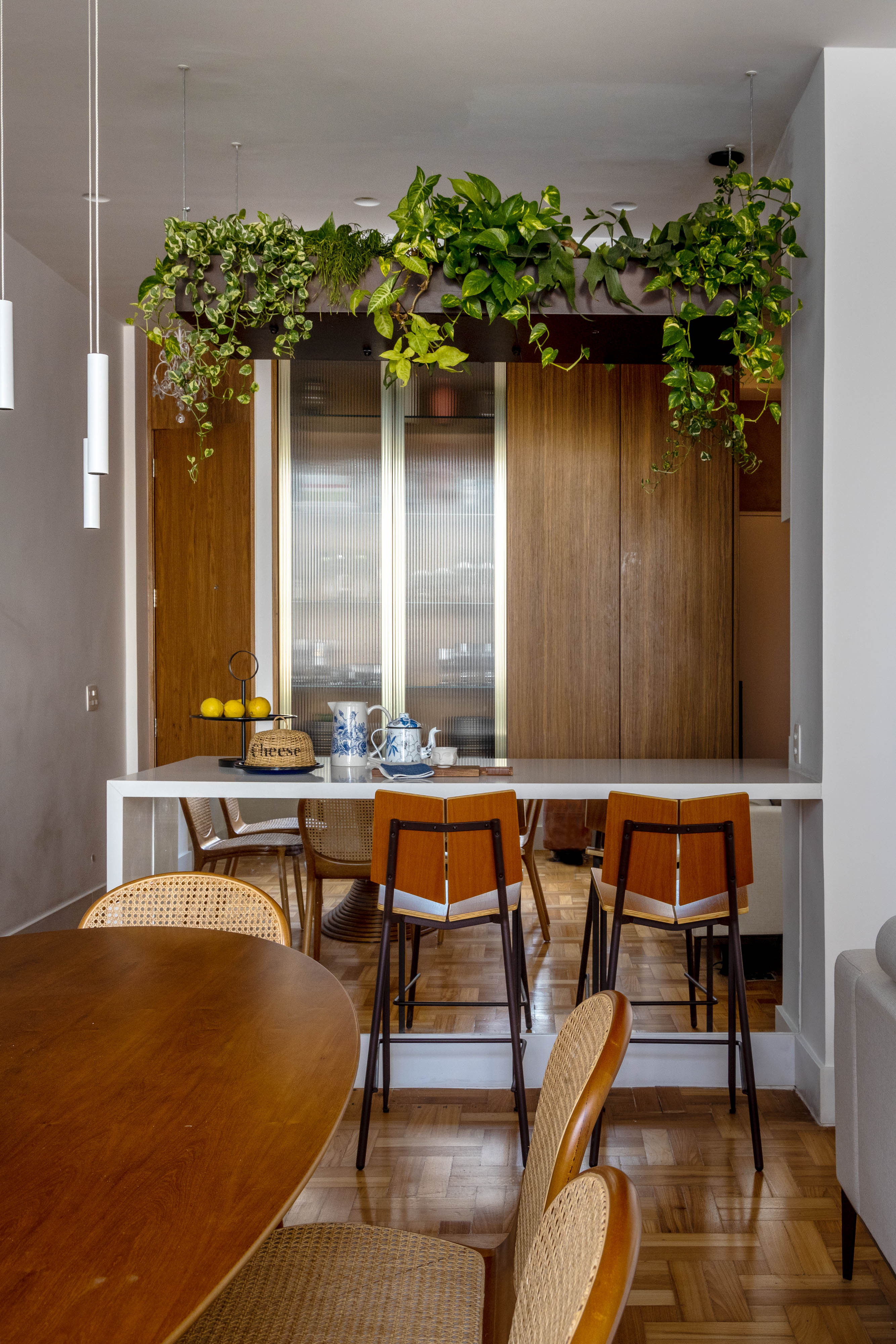 Plantas, azulejos e detalhes com temas marinhos dão charme à apê de 100 ². Projeto de Paula Neder.