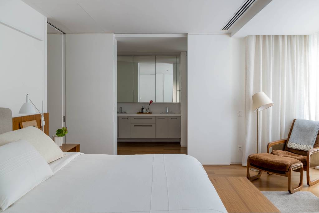 Portas de correr caribenhas com venezianas delimitam sala de TV em apê. Projeto de LessaZanetta. Na foto, quarto de casal.