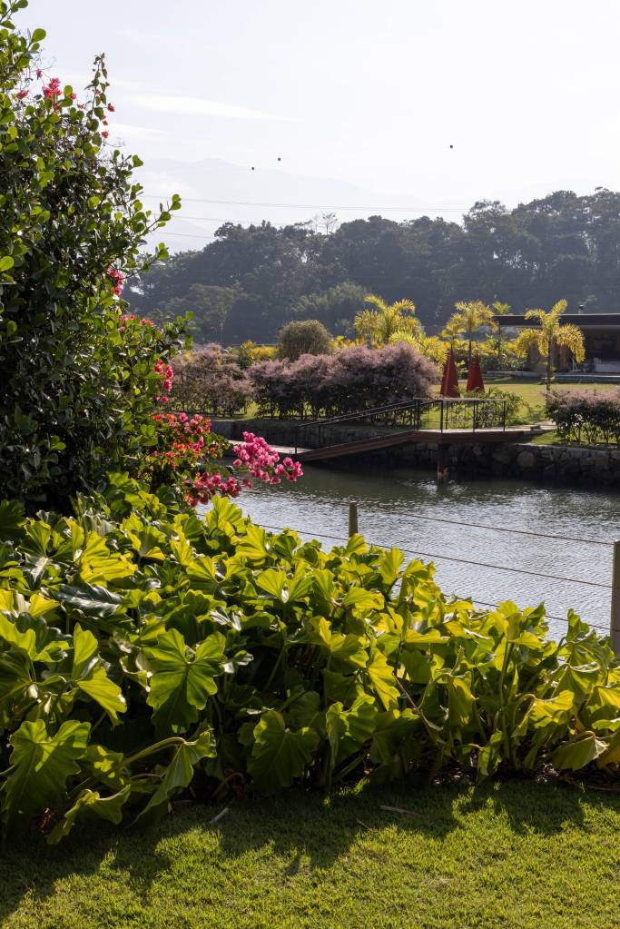 Redários criam locais de descanso em projeto de paisagismo em casa de campo. Projeto de Landscape Jardins.