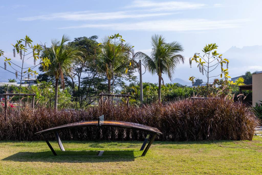 Redários criam locais de descanso em projeto de paisagismo em casa de campo. Projeto de Landscape Jardins.