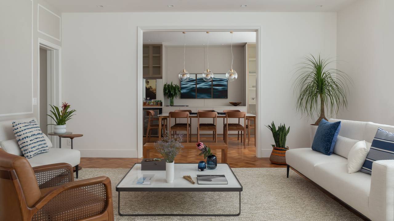 Reforma cria décor carioca em apê com jardim de inverno com piso xadrez. Projeto de Fernanda Medeiros. Na foto, sala, tapete bege.