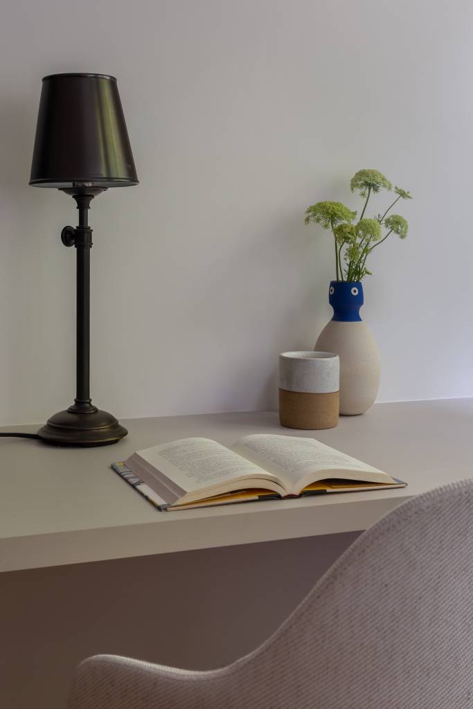 Reforma cria décor carioca em apê com jardim de inverno com piso xadrez. Projeto de Fernanda Medeiros. Na foto, mesa de leitura.